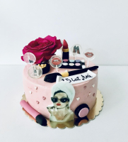 Tort z kosmetykami
