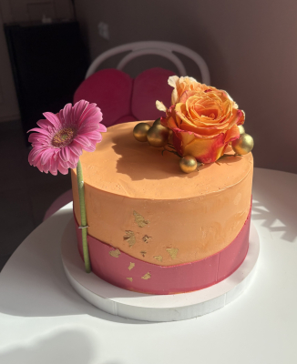 Różowo pomarańczowy tort z kwiatami 