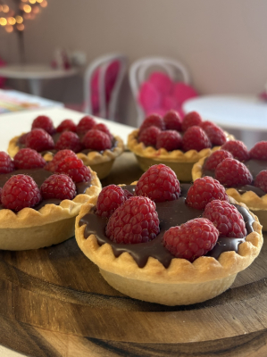 Tartaletki z ganache czekoladowym, nadzieniem malinowym i świeżymi malinkami 10 sztuk