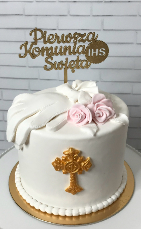 Tort na Komunię z białymi rękawiczkami i topperem