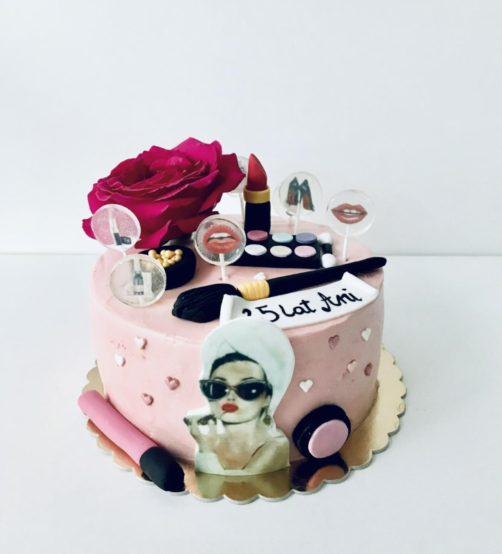 Tort z kosmetykami