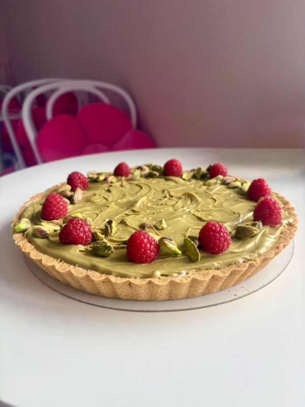 Tarta pistacjowa z frużeliną malinową