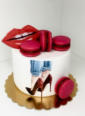 Tort z makaronikami i szpilkami