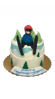 Tort z narciarzem i górami