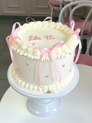 Lambeth cake z różowymi kokardkami