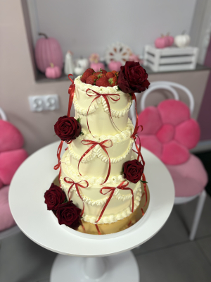 Tort Lambeth z czerwonymi kokardkami 