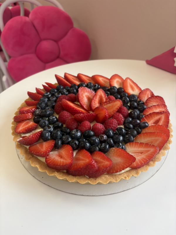 Tarta z kremem budyniowym i owocami